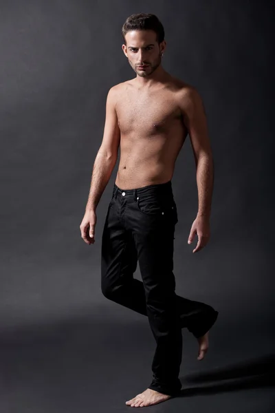 Moda modelo masculino com jeans preto — Fotografia de Stock