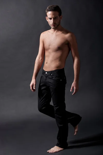 Modelo masculino de moda con jean negro — Foto de Stock