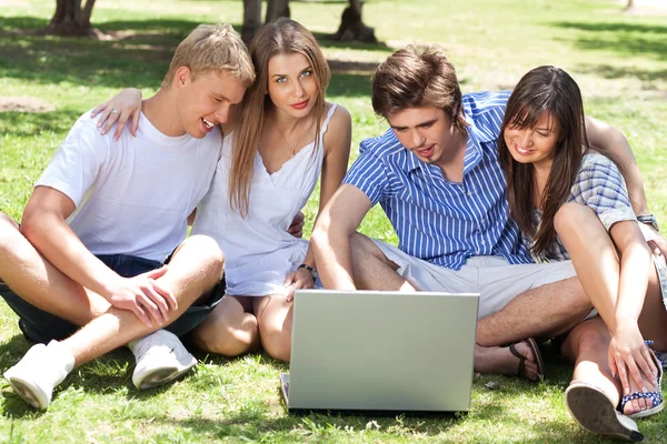 Jonge jongens en meisje studenten van laptop — Stockfoto