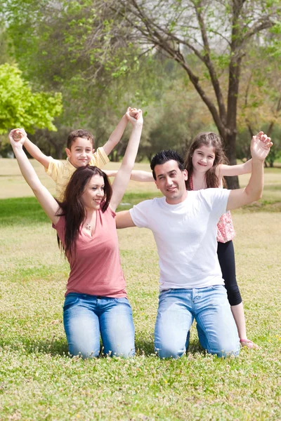 Lycklig familj njuter av sin semester — Stockfoto