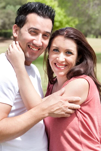 Portret zbliżenie ładny para przytulanie — Zdjęcie stockowe