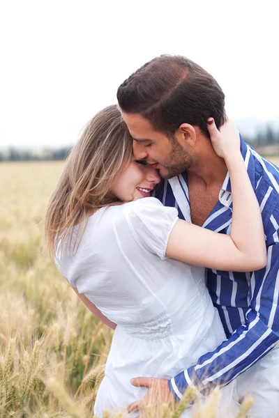 Портрет молодої пари цілується — стокове фото