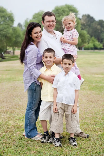 Familia feliz de cinco posando —  Fotos de Stock