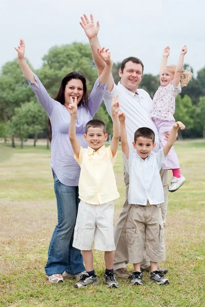 Щаслива сім'я на відкритому повітрі насолоджується — стокове фото