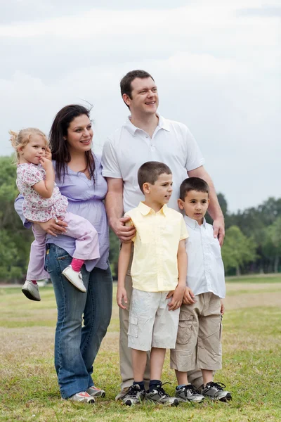 Lycklig familj med tre barn — Stockfoto