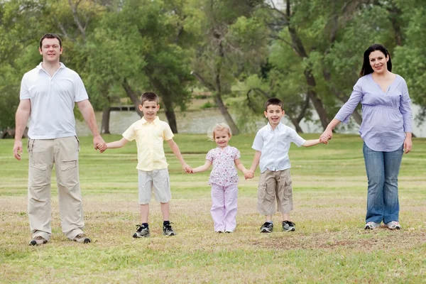 Lycklig familj håller hand — Stockfoto