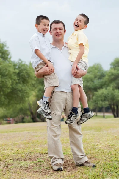 Щасливий батько, що носить свого сина — стокове фото