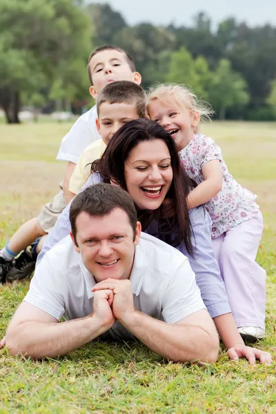 Šťastná rodina na park — Stock fotografie