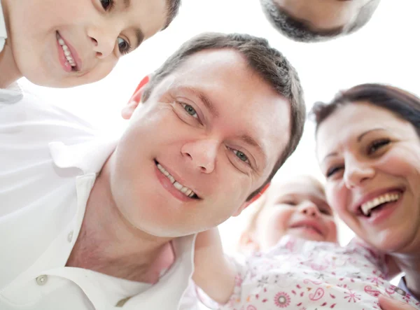 Šťastná rodina z dolů zobrazení — Stock fotografie