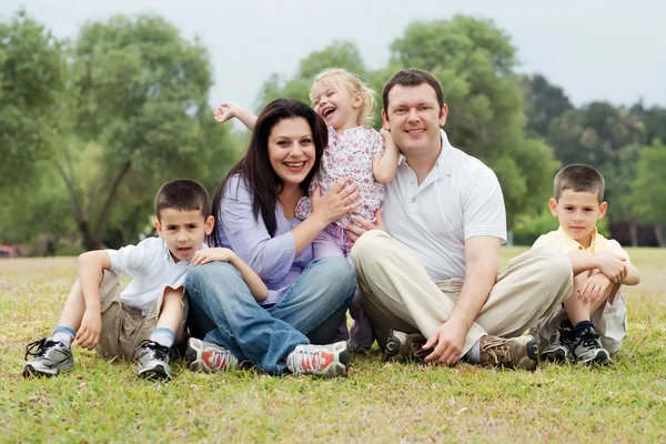 Porträt einer glücklichen fünfköpfigen Familie — Stockfoto
