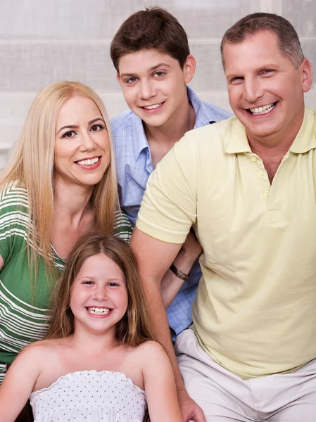 Retrato de família feliz de quatro — Fotografia de Stock