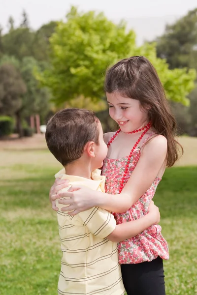 Bruder und Schwester umarmen sich liebevoll — Stockfoto