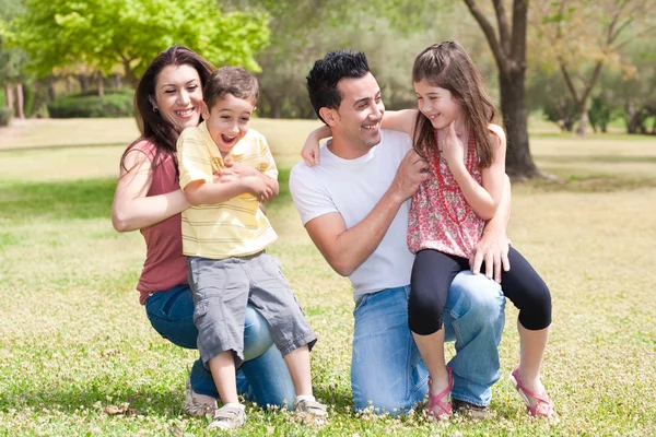 Glad familj njuter i en park — Stockfoto