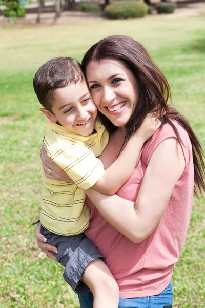 Söta unge kram är mamma — Stockfoto