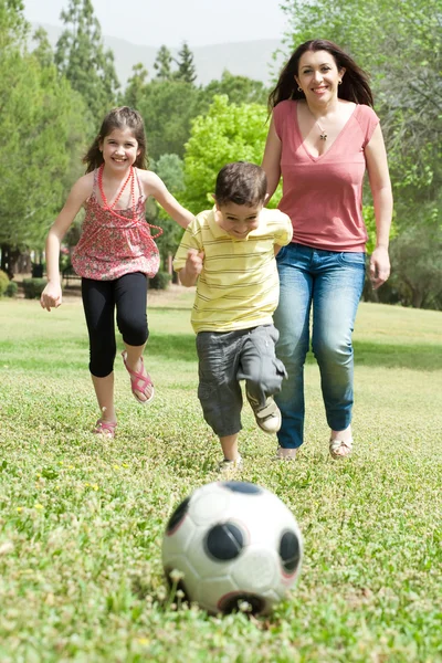 Família jogando futebol e se divertindo — Fotografia de Stock