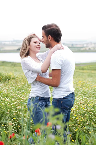 Nära upp skott av par att älska — Stockfoto