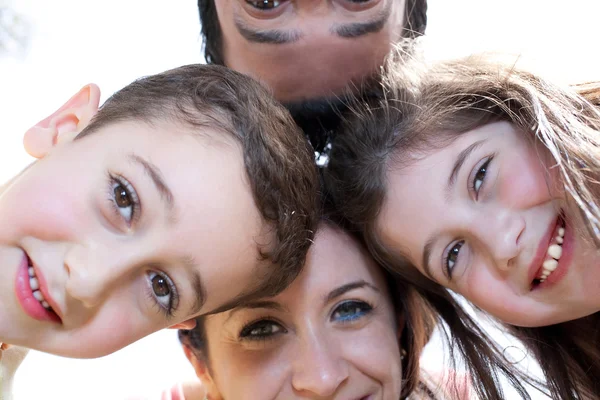 Detailní portrét šťastné rodiny v kruhu — Stock fotografie