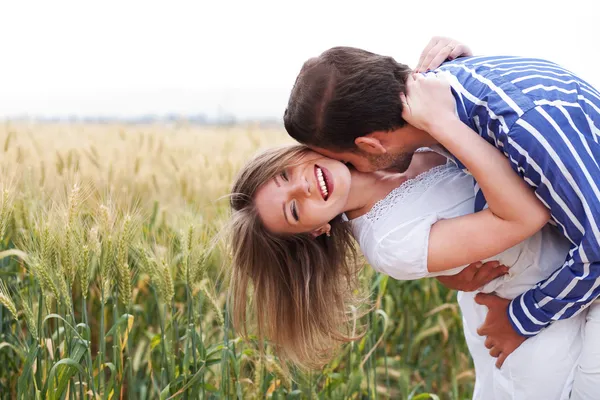 Щаслива молода пара обіймає і цілує один одного — стокове фото