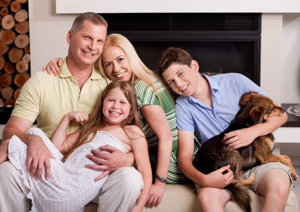 Familia doméstica feliz sentado en la sala de estar con el perro —  Fotos de Stock
