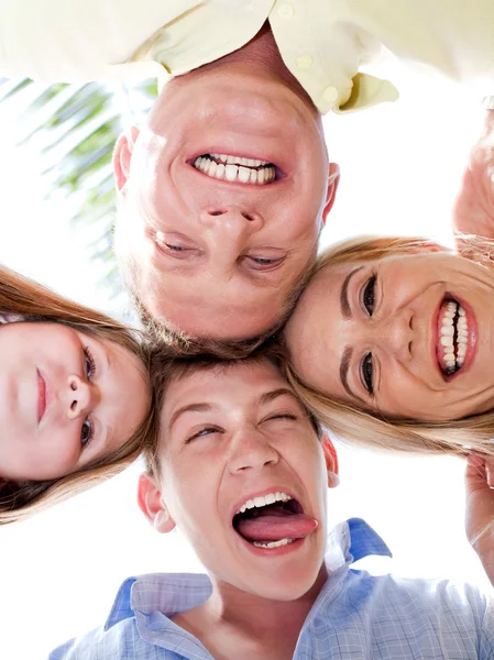 Ευτυχισμένη οικογένεια που ενώνει τα κεφάλια τους και moking διασκέδαση — Φωτογραφία Αρχείου