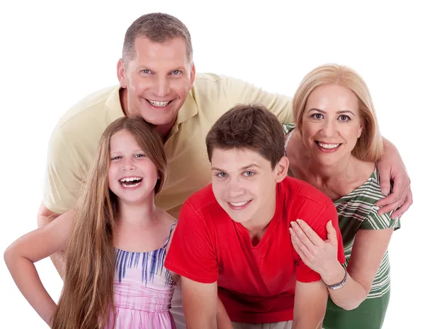 Gelukkige familie glimlachen naar de camera — Stockfoto