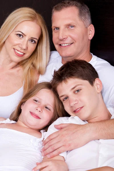Πορτρέτο της ευτυχισμένη οικογένεια ποζάρουν για την κάμερα — Φωτογραφία Αρχείου