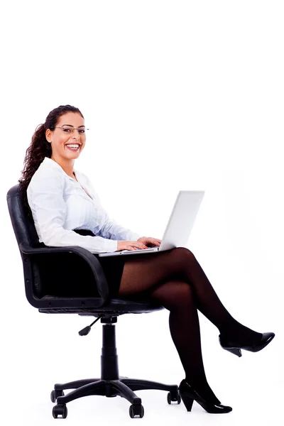Dizüstü bilgisayar ile gülümseyen iş kadını — Stok fotoğraf