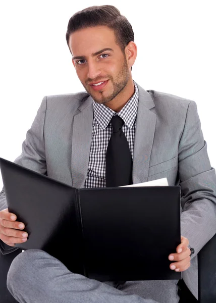 Junger Geschäftsmann hält ein Clipboard in der Hand — Stockfoto