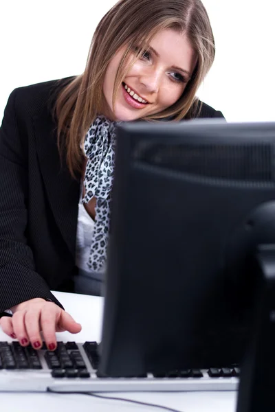 Profissional sorrindo trabalhando com desktop em sua mesa — Fotografia de Stock