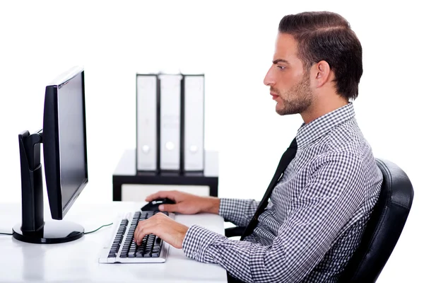 Człowiek biznesu weryfikacji danych na swoim komputerze — Zdjęcie stockowe