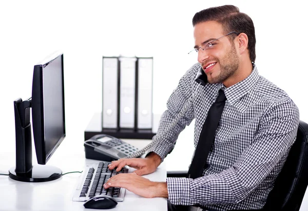 Drukbezette professional via telefoon terwijl op het werk — Stockfoto