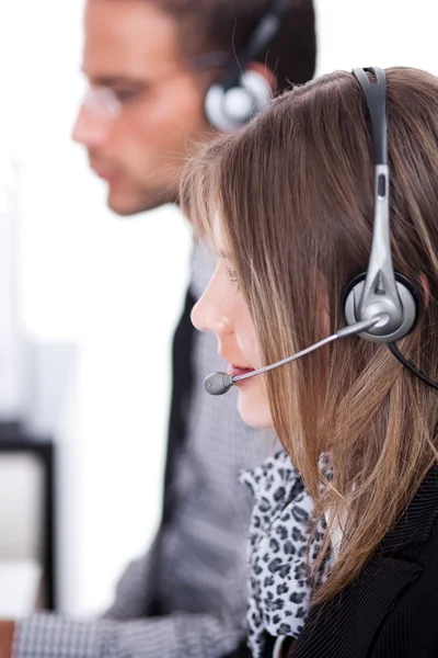 Kunden chefer med hörlurar — Stockfoto