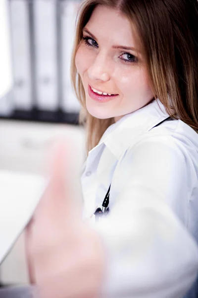 Kvinnliga läkare visar tummen upp tecken — Stockfoto