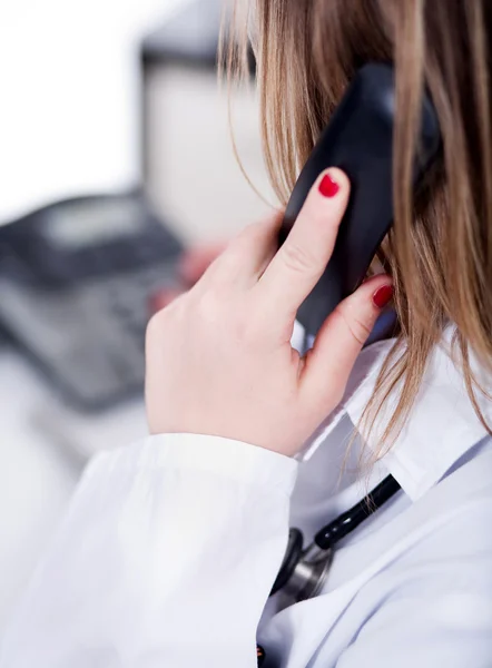 Zadní záběr ženského lékaře během telefonního hovoru — Stock fotografie