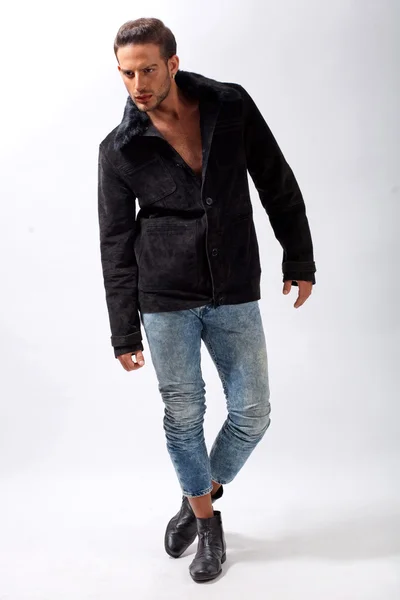 Knappe mannelijke model met zwarte jas — Stockfoto