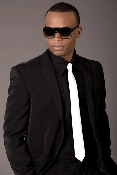 Hombre negro guapo en traje de negocios — Foto de Stock
