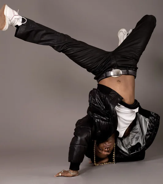Afrikaanse Amerikaan doen breakdance — Stockfoto