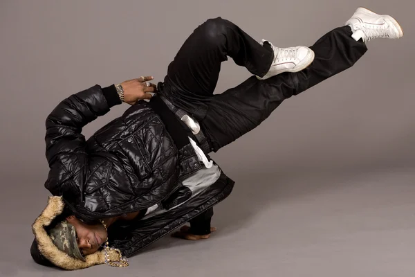 Portrét hip hop tanečnice v hlavě stojanu — Stock fotografie