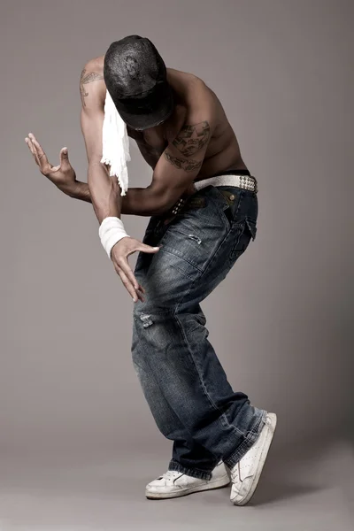 Dançarino com tatuagem de aranha em seu peito realizando dança — Fotografia de Stock
