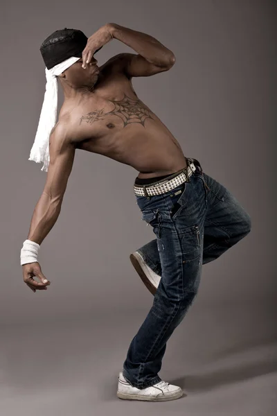 彼の胸にダンスを実行するクモ タトゥーさんはダンサー。 — ストック写真