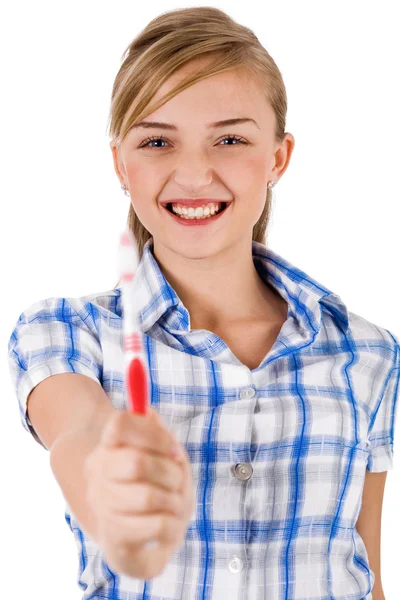 Jeunes femmes montrant une brosse à dents — Photo
