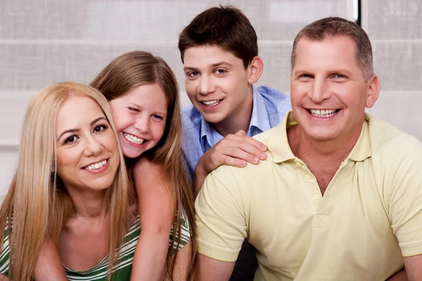 快乐的四人家庭的肖像 — 图库照片