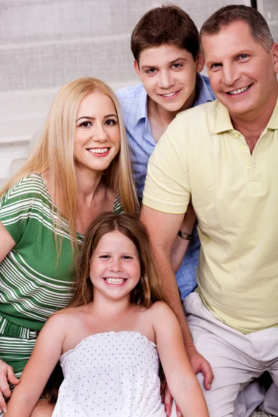 Rodina doma — Stock fotografie