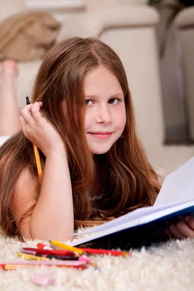 Крупный план милой маленькой девочки, делающей домашнее задание — стоковое фото