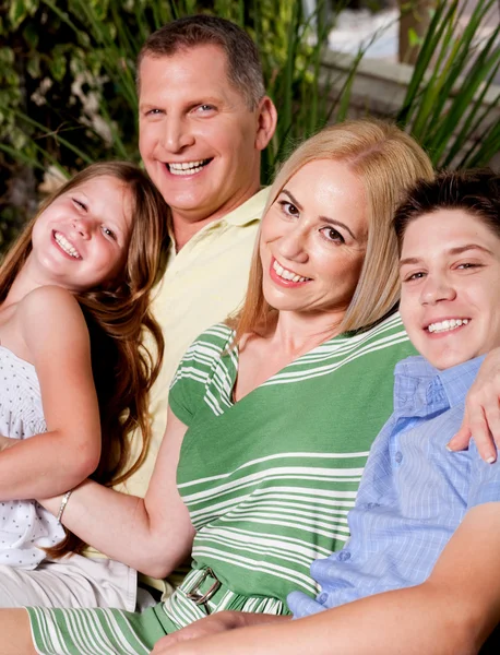 Familjen utomhus leende — Stockfoto