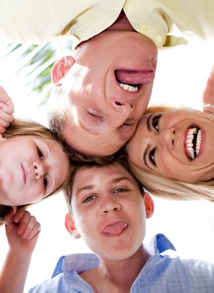 うれしそうな家族ハドルで変な顔を作る — ストック写真