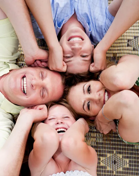 Liggend in een cirkel en gelukkige familie — Stockfoto