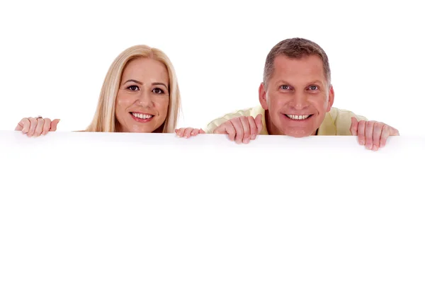 Muž a žena držící prázdnou bílou tabuli — Stock fotografie