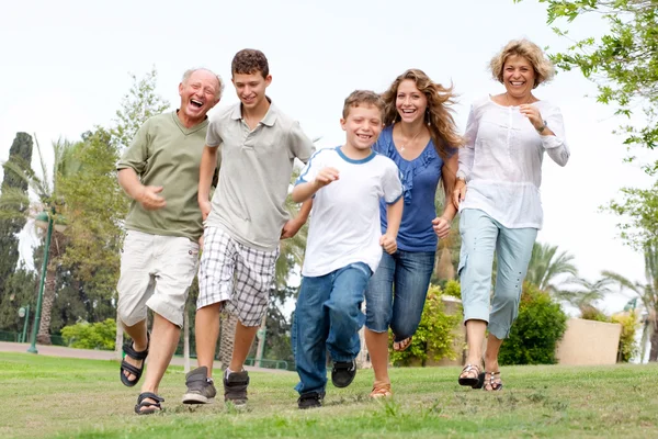 Счастливая семья наслаждается на открытом воздухе — стоковое фото