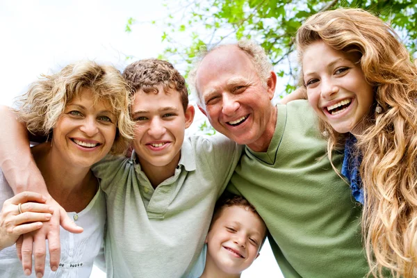 Far-och morföräldrar har bra tid med barnbarn — Stockfoto